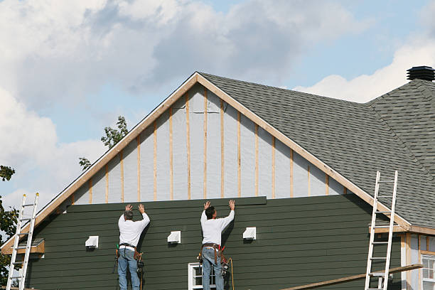 Professional Siding technician working in Kenilworth, IL